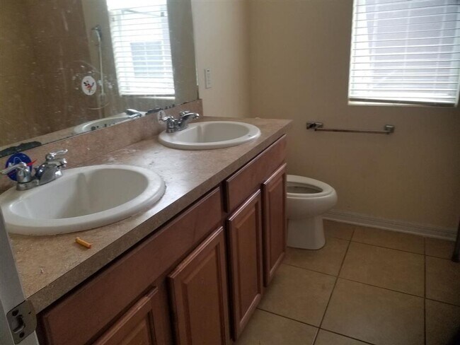 Building Photo - Move in Ready Home in Great Location
