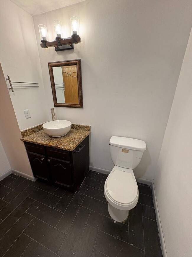 Building Photo - 110 W Summit Hill Dr SW