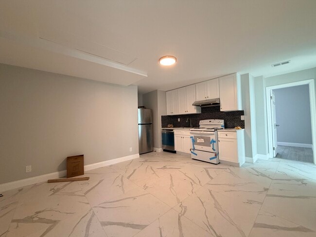 Building Photo - 341 Grosvenor Ave