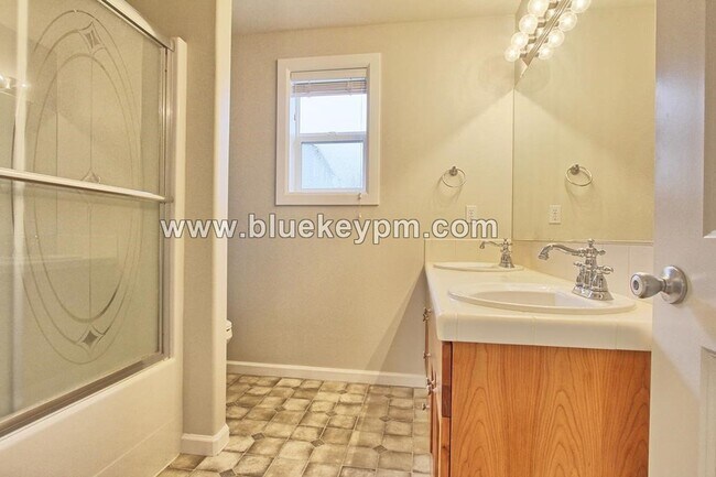 Building Photo - 4 Bed, 2.5 Baths Home with Primary Suite on Main Floor in Ridgefield