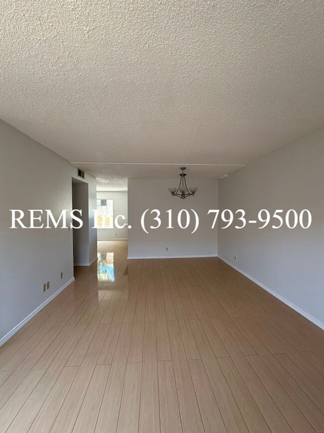 Building Photo - Remodeled Townhome with Garage and Laundry...