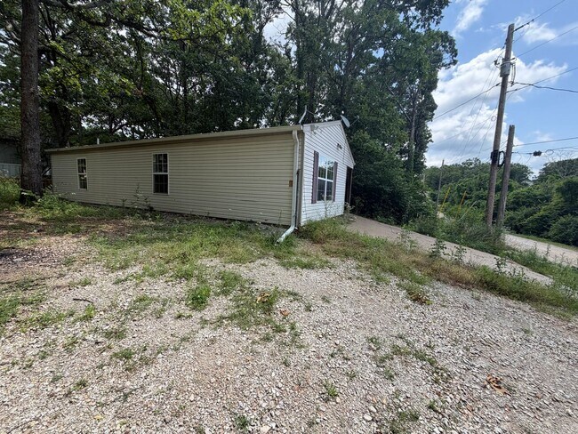 Building Photo - 3 Bedroom | 2 Bathroom | 1,100 square feet | Merriam Woods MO!