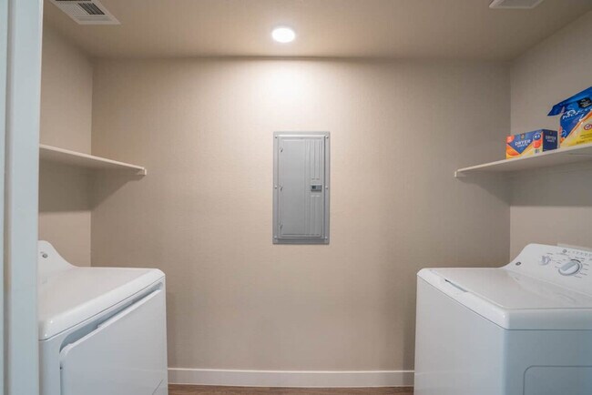 Building Photo - 1890 S Country Club Way