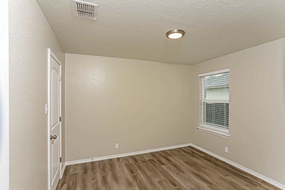 Building Photo - 8806 Double Oak