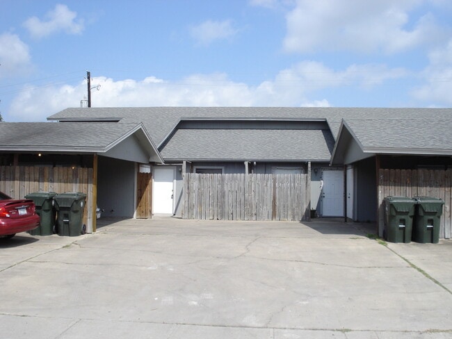 Building Photo - 5725 Crestmore Dr