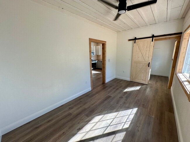 Building Photo - Stunning Renovated 2 Bedroom 2 Bathroom Fa...