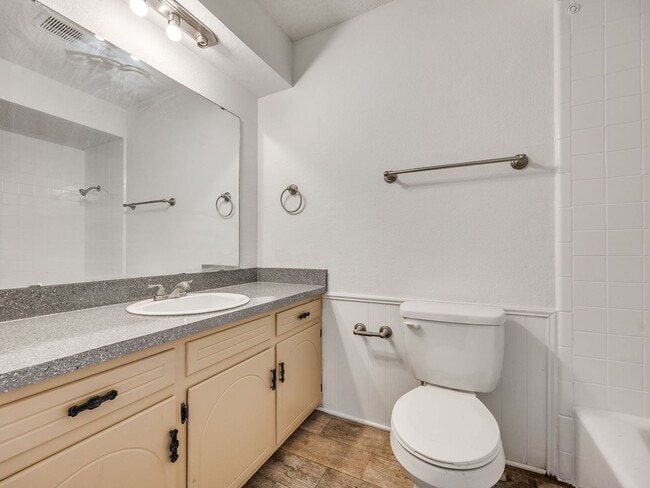 Building Photo - Refreshed Home + Yukon Schools + 3 bedrooms