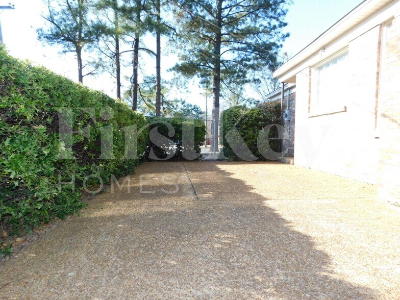 Building Photo - 6135 Haddington Dr