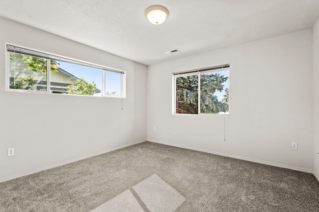 Building Photo - Upstairs 1-bedroom, 1-bath Apartment in an...