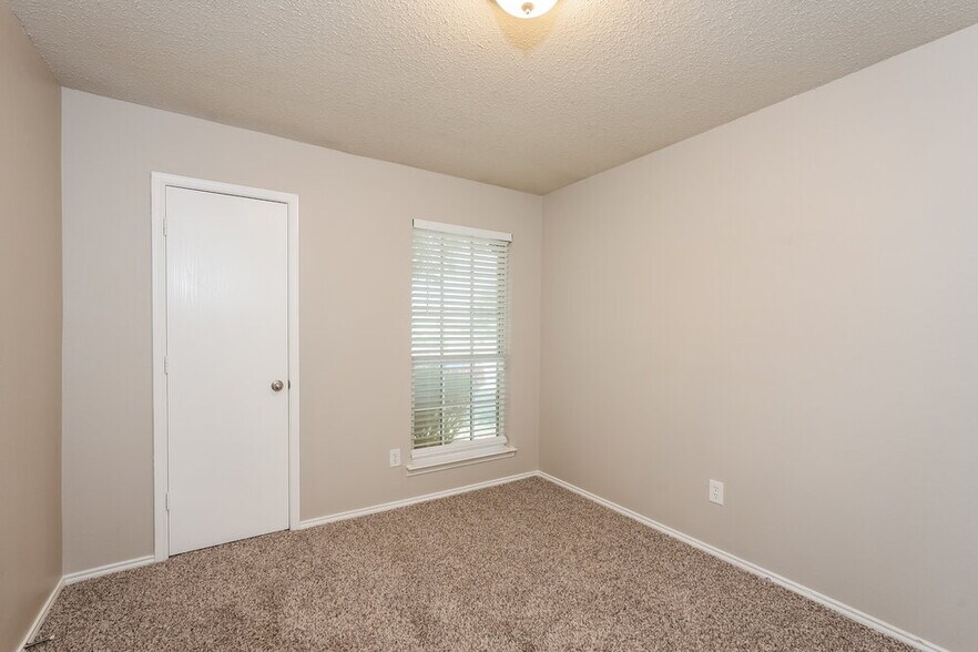Building Photo - 604 Horseshoe Ct