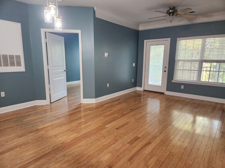 Building Photo - 2021 Basildon Rd