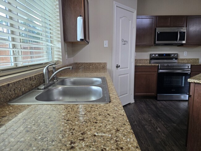 Building Photo - 322 Ambrose Avenue