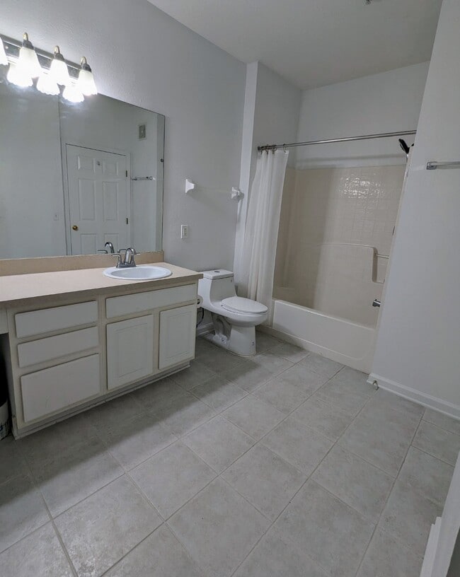 Building Photo - "Beautiful Move-In Ready 3/2 Condo near Town Center & UNF - Don't Miss This Opportunity!"