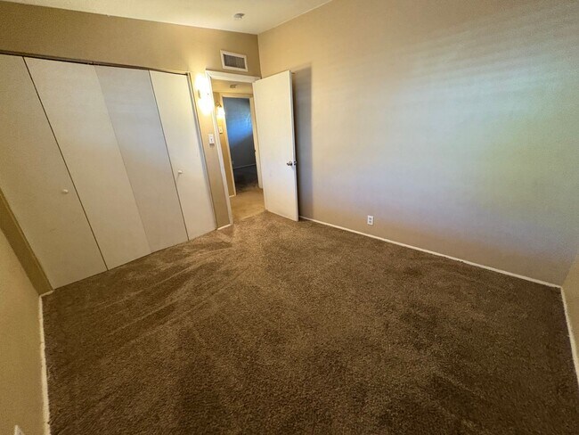 Building Photo - 3 Bedrooms 2 Bath Eastside Rental