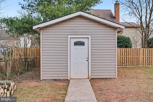 Building Photo - 312 E Gordon St