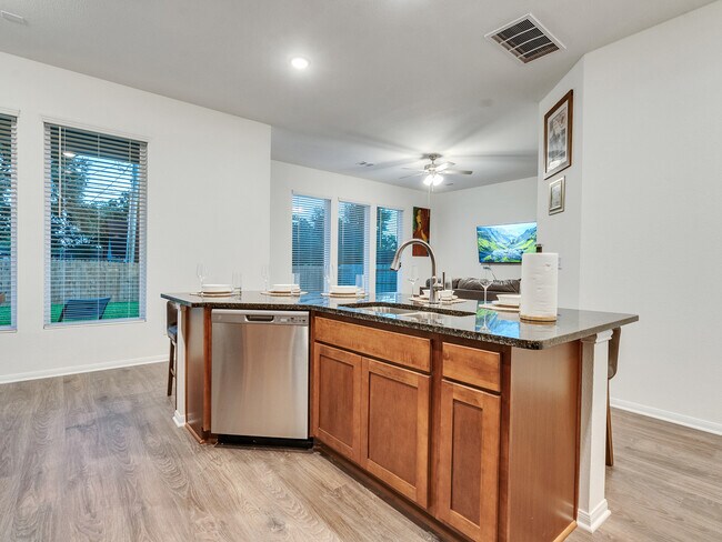 Building Photo - 426 Magnolia Ln