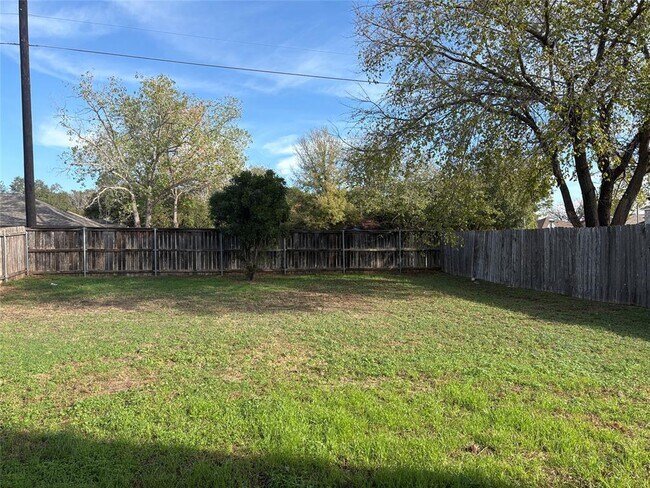 Building Photo - 14304 Sarah Ann Dr