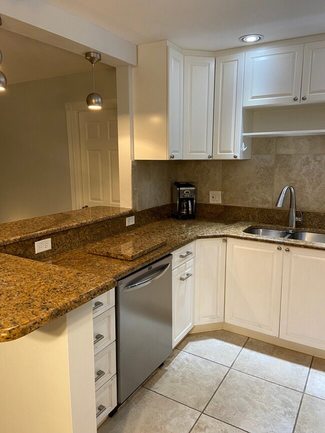 Building Photo - 706 SE 2nd Ave