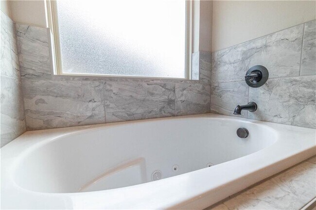 Building Photo - Gorgeous 4 bed 3 bath home in East Edmond-...