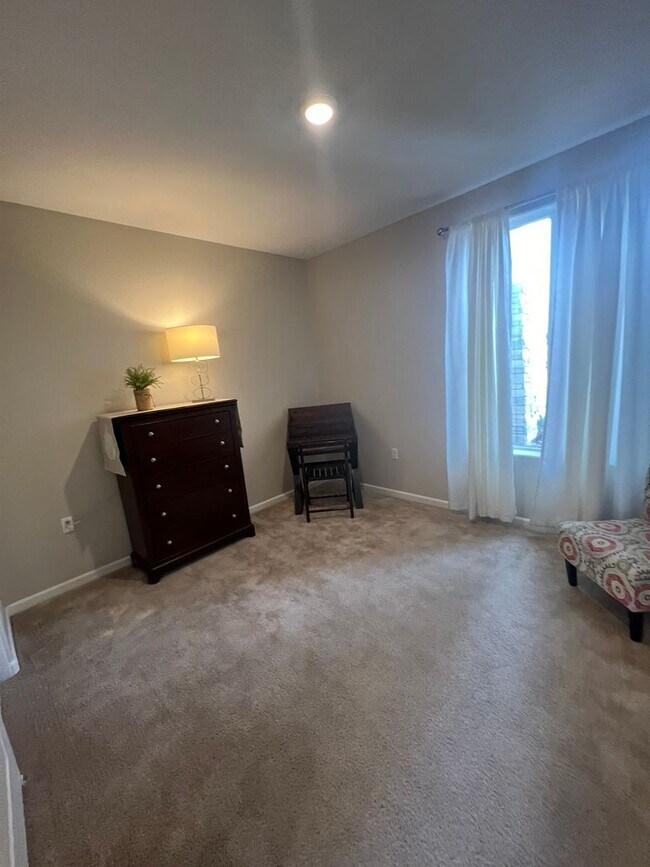 Building Photo - UNFURNISHED - GATED - NO YARD TO MAINTAIN ...