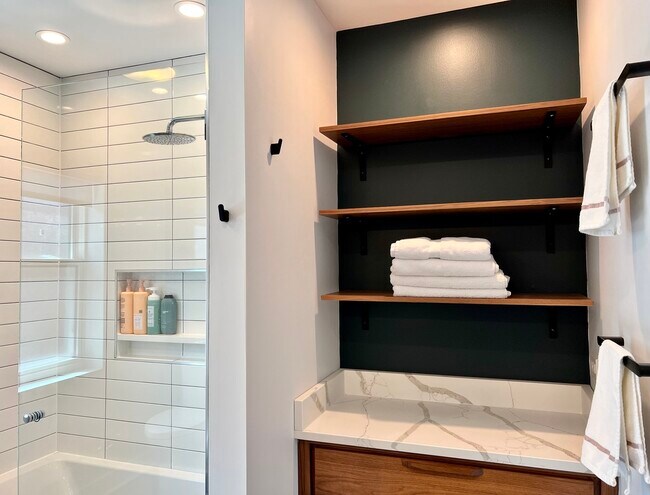 Building Photo - 940 N Oak Park Ave