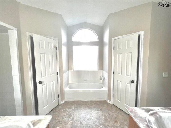 Building Photo - 5215 Northview Dr