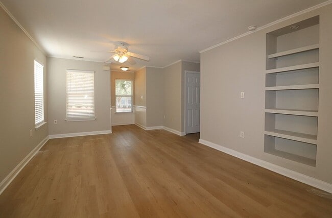 Building Photo - Location! Location! 3 bedroom End Unit Tow...