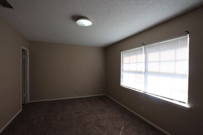 Building Photo - Beautiful 3 Bedroom, 2.5 Bath Townhome in Tyler – Available!