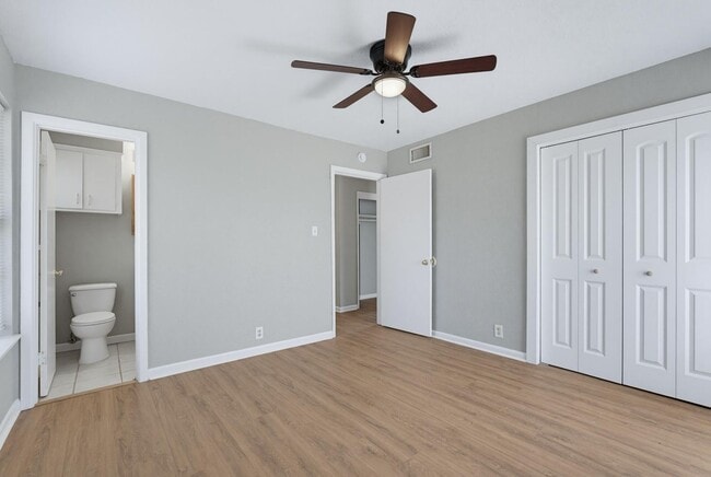 Building Photo - 618 S La Salle Dr