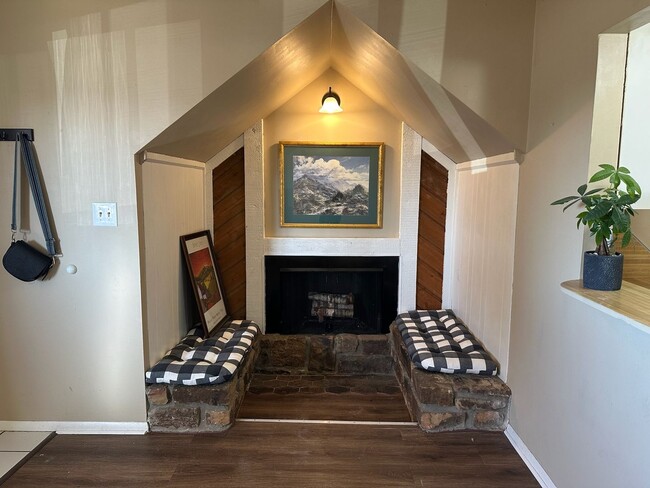 Building Photo - Beautiful move in ready first story condo.