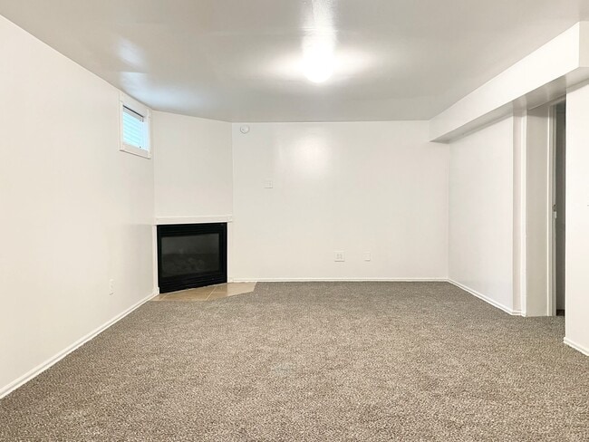 Building Photo - 2131 E Atkin Ave