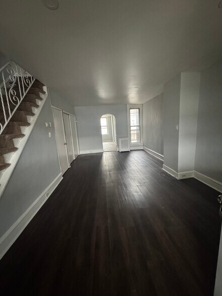 Primary Photo - 841 Bridge St