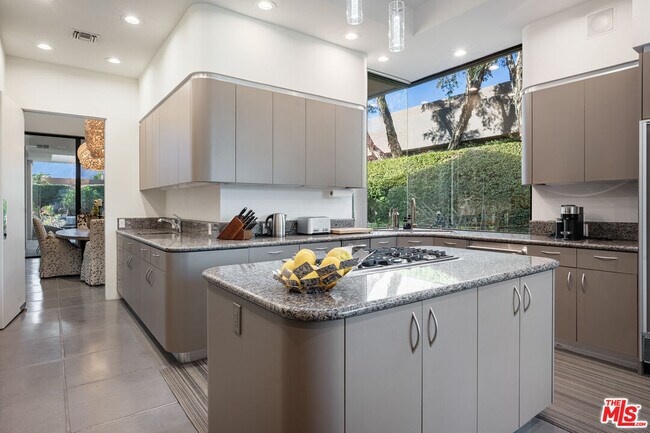 Building Photo - 6 Rocky Ln