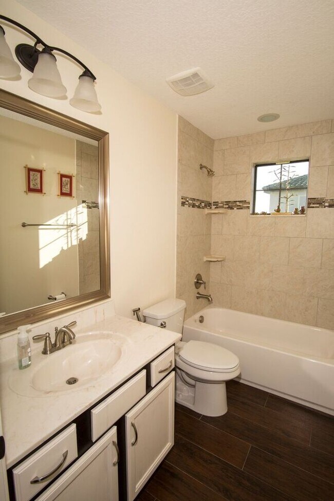 Building Photo - Beautiful 4 Bedroom/4 Bath in Belle Isle w...