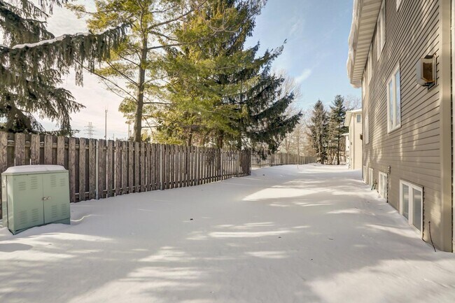 Building Photo - 6101-6103