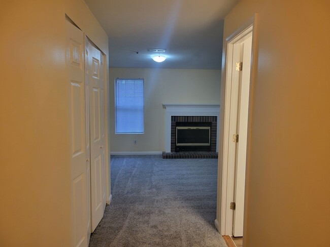 Building Photo - Beautiful 3 BR/3.5 BA EOG Townhome in Bowie!