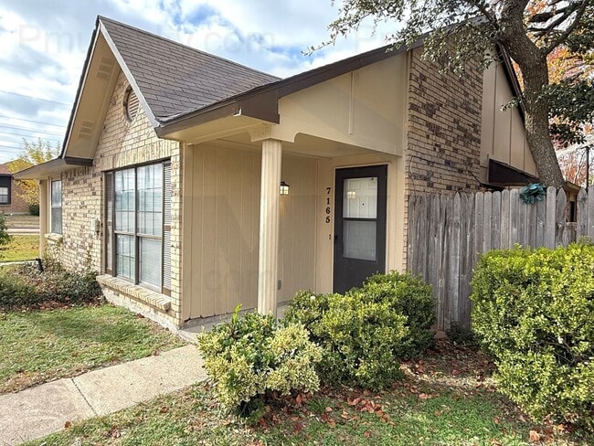 Building Photo - AVAILABLE NOW!!! Charming 2-bedroom, 1-bathroom duplex located in the vibrant city of Dallas