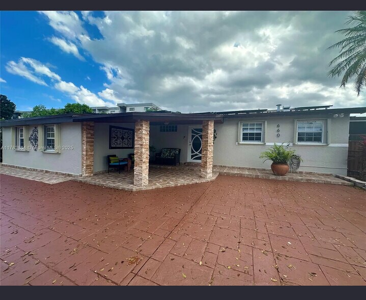 Building Photo - 660 W 70th Pl