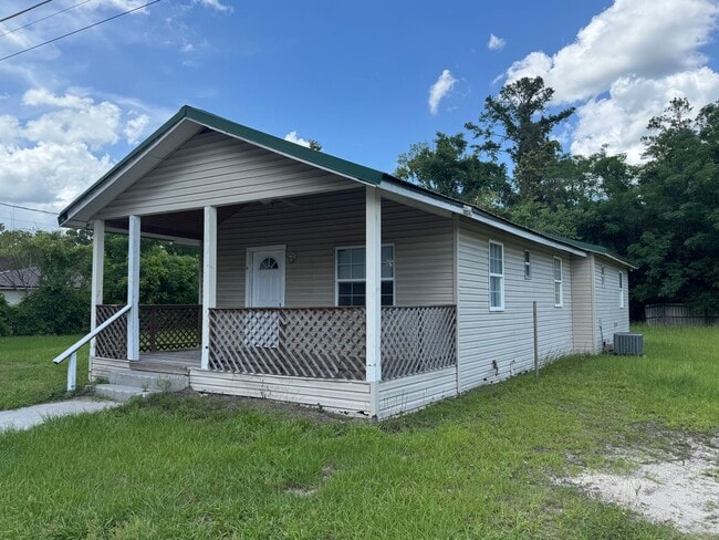 Building Photo - Charming 3 bedroom, 2 bath Florida Cracker-style home in Lake City