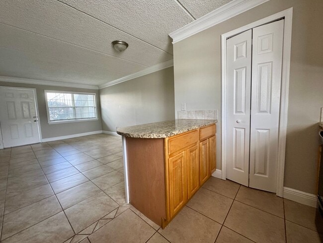 Building Photo - 1 Bed/1 Bath Ground Floor Condo in recently renovated apartment community.