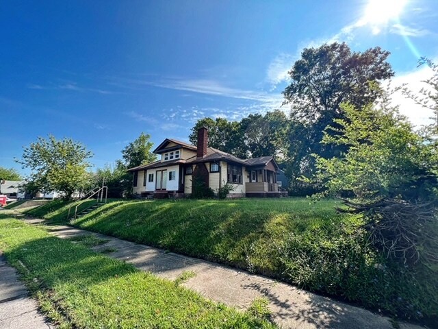 Building Photo - 1000 E 8th St