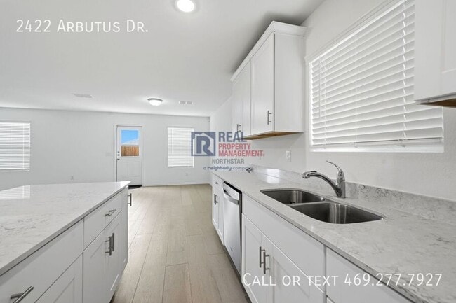 Building Photo - 2422 Arbutus Dr