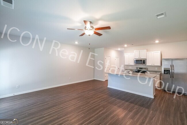 Building Photo - 124 Village Green Dr