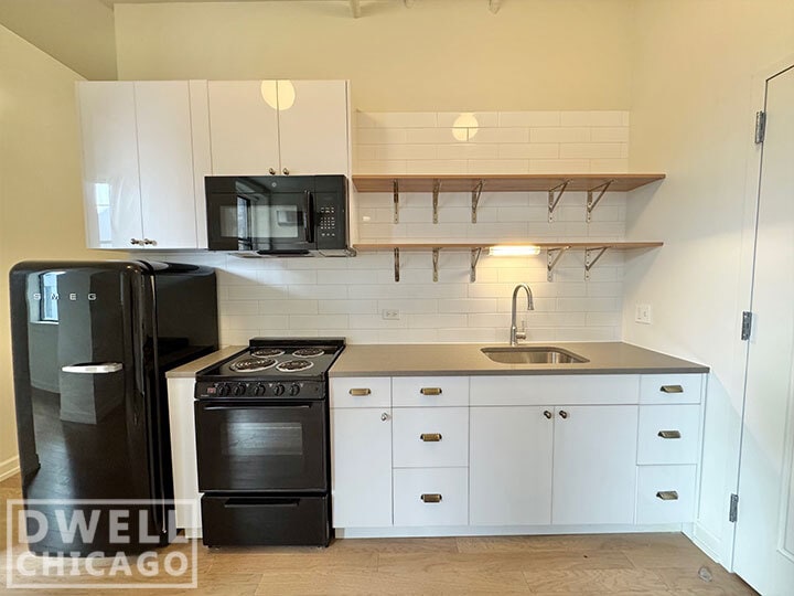 Building Photo - 102 W Chicago Ave