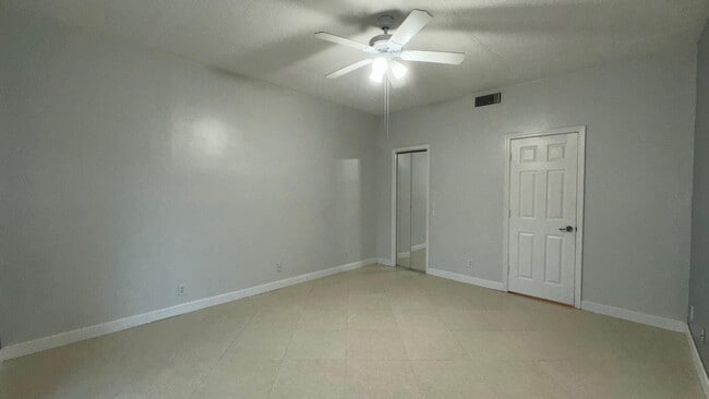 Building Photo - 303 Waterview Dr