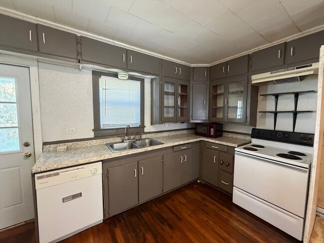 Building Photo - 2 bedroom, 1 bathroom home available in Lafayette!