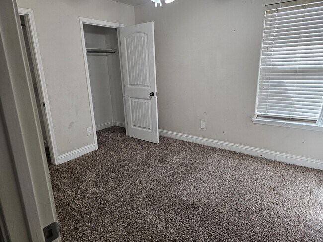 Building Photo - 806 E 93rd St