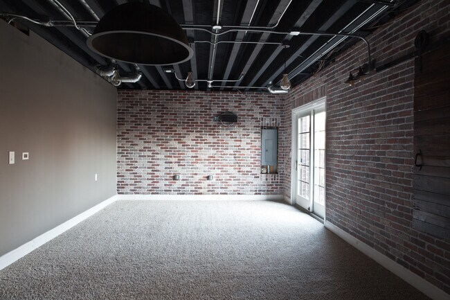 Building Photo - 2213 Maple Hill