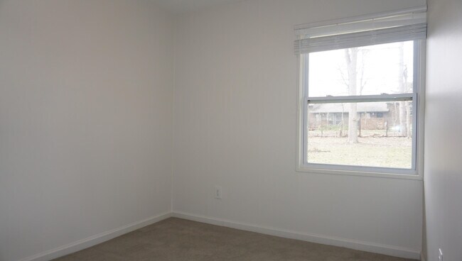 Building Photo - 2364 Pinecrest Ave