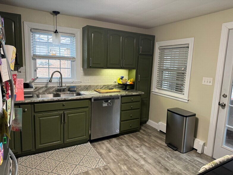 Building Photo - 23 Tiverton Pky